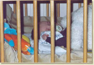 20050119-01 Mark slaapt in de box van opa en oma